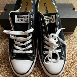 Men 9.5 Converse black and white NIB